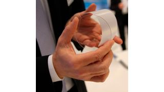 Keramik mal anders: Die Scheibe aus durchsichtiger Keramik kann Glas ersetzen, Keramikfolien sind beispielsweise in Sensoren enthalten. (Bild: Itasse)