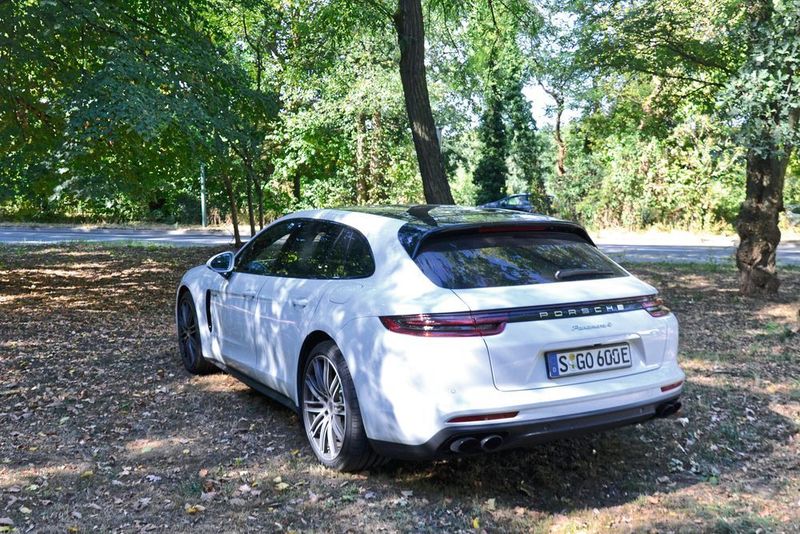 Im Gegensatz zum Benziner wiegt der Plug-in-Hybrid ganze 310 Kilogramm mehr. (Simon / »kfz-betrieb«)