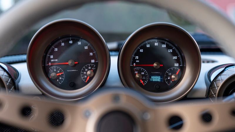 Abgesehen vom Basispreis fallen auch die Preise für Extras happig aus. So schlägt z. B. ein Indoor-Cover zum staubfreien Aufbewahren des edlen Fahrzeugs mit 3.900 Euro ins Kontor. (Bild: Totem Automobili )