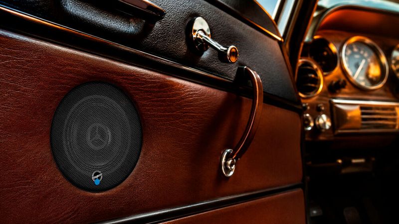 Die neue Classic-Lautsprecherserie verspricht die Verbindung von zeitloser Optik mit hochwertigem Klang und einer besonders einfachen Nachrüstbarkeit. (Bild: Blaupunkt)