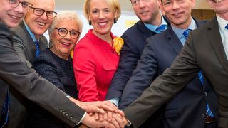 Harting: Der Vorstand der Technologiegruppe gab den Startschuss für die HARTING Digital Business Platform (HDBP): Dr. Michael Pütz, Dietmar Harting, Margrit Harting, Maresa Harting-Hertz, Philip Harting, Andreas Conrad und Dr. Frank Brode (von links nach rechts).   (Harting)