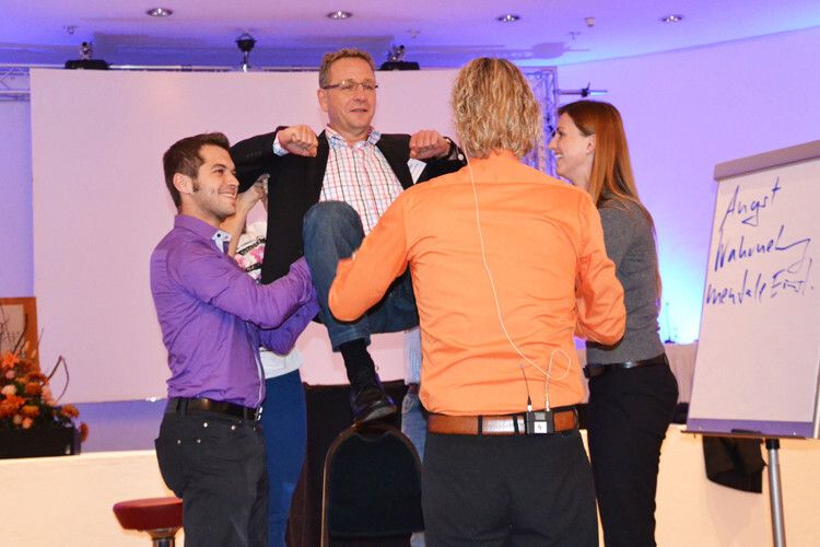 ...unter anderem demonstrierte er eindrucksvoll, dass vier Leute mit der richtigen Einstellung, und ganz ohne körperliche Anstrengung, einen erwachsenen Mann einen Meter hochheben können - und zwar nur mit ihren Zeigefingern. (Foto: Mauritz)