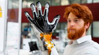 Krümmt der Handschugträger den Finger, dehnt er die Folie wie eine zweite Haut mit. Dadurch ändert sich die elektrische Kapazität. Jeder Folien- bzw. Fingerstellung lässt sich ein exakter Messwert zuordnen. Eine Abfolge dieser Messwerte beschreibt einen Bewegungsablauf.  (Bild: Moritz Helm)