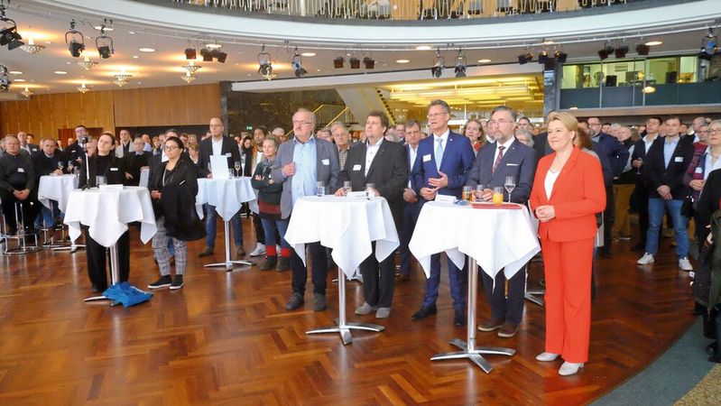 Aufmerksames Publikum: (v. l.) Franziska Giffey, Bürgermeisterin von Berlin im Senat Wegner und Senatorin für Wirtschaft, Energie und Betriebe, Carsten Joschko, Obermeister Elektro-Innung Berlin, Ralf Leuthäuser, stellv. Obermeister SHK-Handwerk Berlin, Stephan Ziemann, Landesinnungsmeister Dachdeckerhandwerk, und Thomas Lundt, Obermeister der Berliner Kfz-Innung.(Bild:  Zietz - VCG)