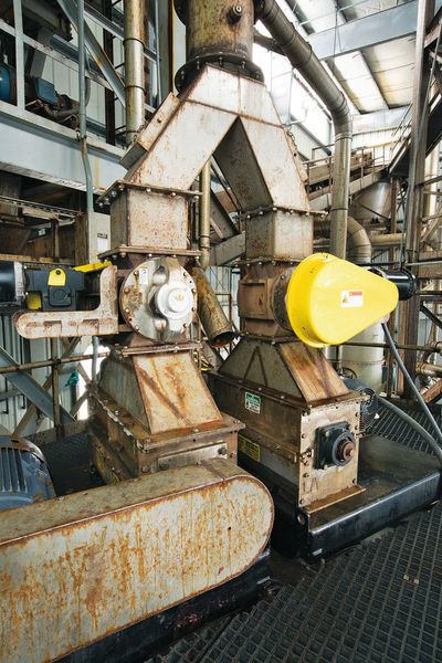 Each SCC 30 Screen Classifying Cutter reduces calcium chloride pellets into powder comprised of uniformly sized particles at rates to 11,793 kg per hour. (Munson)