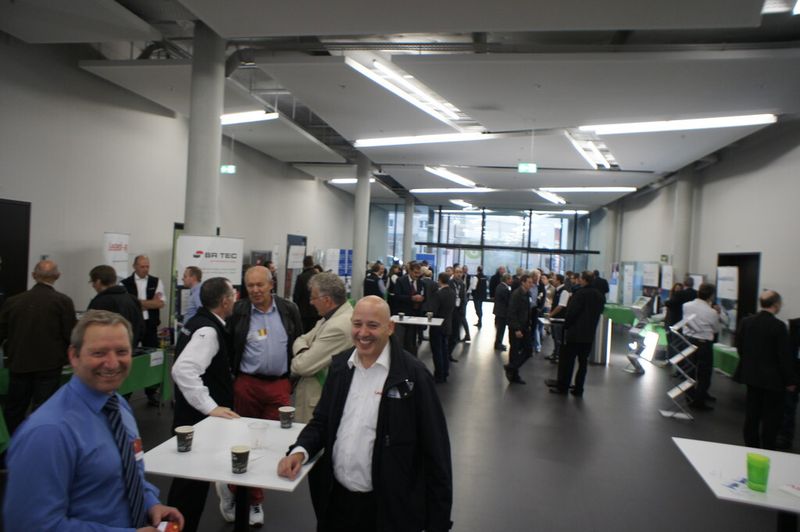 Alle vfPartner sind vertreten und präsentieren dem interessierten Publikum Ihre Kompetenzen, die Sie als eigenständige und unabhängige Unternehmen in das Netzwerk einbringen. (Bild: Virtuelle Fabrik)