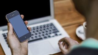 Computer, Netzwerke, Server und Access Points lassen sich mit ausgeklügelten Hard- und Softwarelösungen gegen Angriffe und Spionage abschirmen. Was aber, wenn Hacker den Menschen vor dem Bilschirm ins Visier nehmen? Das sogenannte "Social Engineering" wird als Bedrohungslage systematisch unterschätzt, sagen Experten. (Bild: Unsplash (CC0))