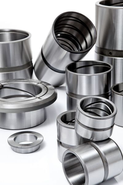 Die GGB-SHB-Gleitlager sind als zylindrische Buchsen, Bundbuchsen und in Sonderkonfigurationen erhältlich. (GGB Bearings)