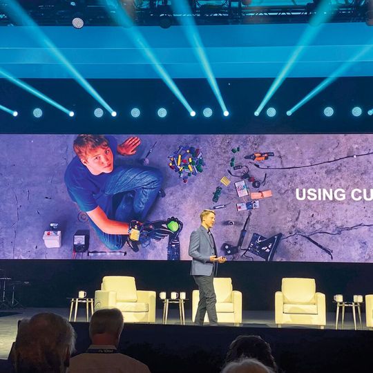 Schon als Jugendlicher hat sich Easton LaChapelle, Gründer von Unlimited Tomorrow, die Grundlagen der Robotik beigebracht.(Bild:  Anne Richter, VCG)