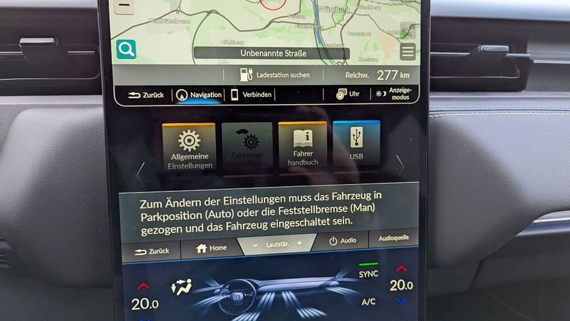 Ein paar Bedien-Eigenheiten leistet sich der e:NY1 schon. Beispielsweise ist der Menüpunkt „Fahrzeugeinstellungen“ während der Fahrt gesperrt. Man kann also nicht etwa einfach den Spurhalteassistenten abschalten. (Bild: Rosenow – VCG)