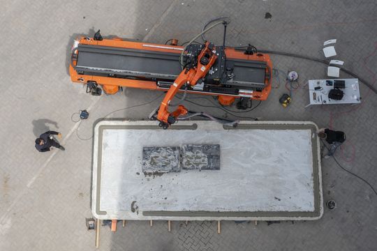 Das 7-Achs-Drucksystem von Avenco ist flexibel positionierbar.(Bild:  Rupp Gebäudedruck GmbH)