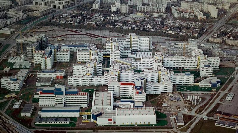 In den 1970er-Jahren beschleunigt sich der Übergang von der Analog- zur Digitaltechnik in allen Bereichen der Elektrotechnik enorm. Die Datentechnik entwickelt sich zum Kerngebiet des Unternehmens. In Perlach bei München entsteht zwischen 1975 und 1984 eine „Denkfabrik für Datentechnik“. (Bild: Siemens)