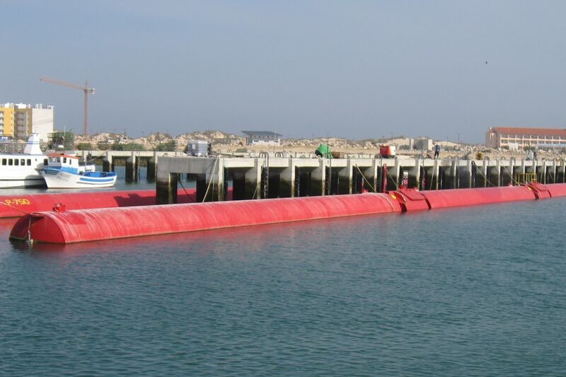 Wellenkraftwerke arbeiten je nach Typ mit erschiedene Mechanismen. Sie gewinnen beispielsweise Bewegungsenergie, indem schwimmende Zylinder parallel zum Wellenlauf platziert werden. Sie geraten in eine Drehbewegung, mit der Strom erzeugt wird. Wie auch das Gezeitenkraftwerk ist diese Art der Wasserkraft noch nicht ausgereift und alltäglich. (Foto: commons.wikimedia.org/Asynchronmaschine (CC BY-SA 3.0))