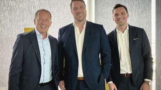 Vertragsunterzeichnung (v. l.): Markus Ruf, Mitglied des Vorstands, Bertrandt AG, Simon Gravel und Robin Gollbach, Geschäftsführer, freelance.de. (Bild: Bertrandt)