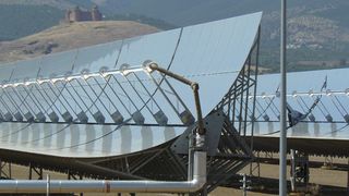 Parabolrinnen mit 1,5 Mio. m² effektiver Spiegelfläche: Ende September startet mit Andasol 3 der dritte Block des weltweit größten Parabolrinnen-Kraftwerks.  (Bild: Friedl)