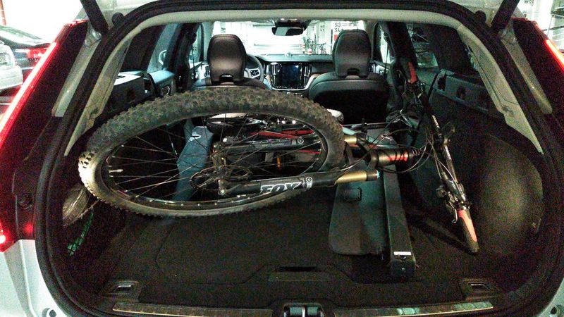 In den Laderaum passen 529 Liter, beziehungsweise 1.441 Liter bei umgeklappten Rücksitzlehnen. Das reicht auch für ein 56er Mountainbike – wenn auch mit ein paar Tricks und etwas Geduld. (Bild: Thomas Günnel/Automobil Industrie)