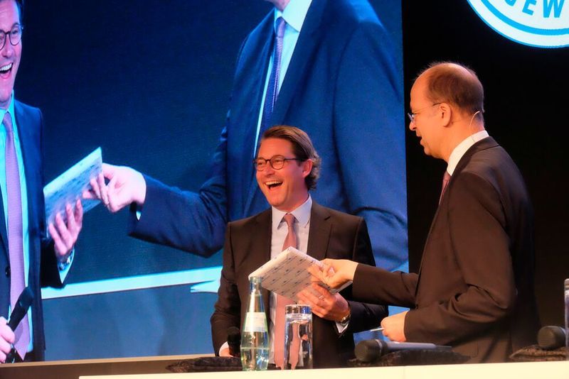 Happy Birthday: ZDK-Hauptgeschäftsführer Axel Koblitz (re.) überreicht Verkehrsminister Andreas Scheuer ein kleines Präsent. (Zietz/»kfz-betrieb«)