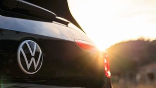 Kooperation zwischen der Wirtschaftsgesellschaft des VW- und Audi-Partnerverbands und dem Digitaldienstleister Two S: VW-Servicepartnern steht mit APS Sales jetzt ein neuer Verkäuferarbeitsplatz zur Verfügung. (Bild: Volkswagen AG)