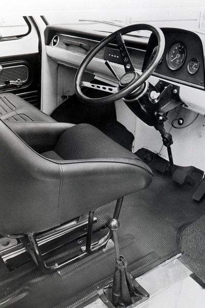 Marginal anders: Der Innenraum des vermeintlichen Renn-Transit. (Bild: Ford)