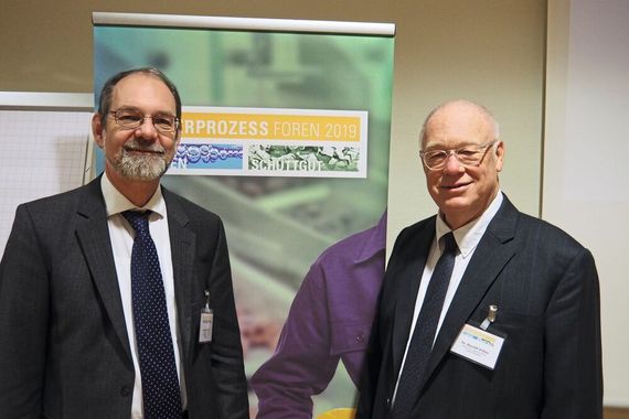 Harald Heinrici, Schwedes und Schulze (li.) und Dr. Harald Wilms vom Wilms ITC Ingenieurbüro wissen, wie man Schüttgüter in Schwung bringt.