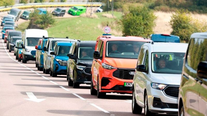 201 Transit-Fahrer bildeten den längsten Transporter-Konvoi und stellten  einen neuen Guinness Weltrekord auf.(Bild:  Ford)