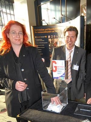 Zum Schluss stieg die Spannung nochmals, als Elke Pullwitt, Gechäftsführerin der Innung Oberlausitz, zur Tat schritt und den Gewinner des MP3-Players ermittelte. (Archiv: Vogel Business Media)