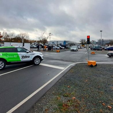 Im Projekt Dekor-X entwickelten Valeo, Aumovio, Denso ADAS Engineering Services, die Hochschule Coburg und die Technische Universität Chemnitz fahrzeugzentrierte und herstellerübergreifende Methoden für dezentrale Intelligenz und deckungsgleiche Umfeldmodelle.  (Bild: Valeo)