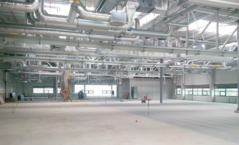 Die Bauausführung des Mehrzweckgebäudes (Bau 71), für das die Baukosten mit 16 Mio. Euro budgetiert sind, konzentriert sich nun auf den Innenausbau. Die Übergabe des Gebäudes an die späteren Nutzer erfolgt planmäßig im Februar 2014. (Bild: Aesculap)