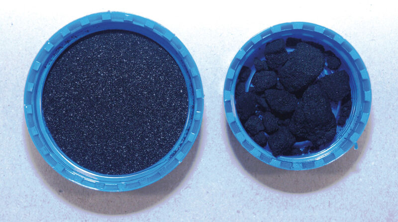 Vergleich zwischen Carbon Nanotubes nach den Behandlungen mit Salpetersäuredampf (links) und flüssiger Salpetersäure (rechts). Man sieht deutlich die Verklumpung des Pulvers nach der Behandlung mit flüssiger Säure. Die Beschaffenheit (Morphologie) der einzelnen Nanotubes ist in beiden Fällen jedoch gleich. (Bild: RUB)