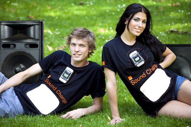 Wer auf einem Konzert einen vollen Handy-Akku will, braucht sich nur nah an die Lautsprecher stellen. Das ist die Idee hinter dem T-Shirt „Sound Charge“, dass der Mobilfunker Orange dieses Jahr auf dem Glastonbury Festival vorgestellt hat. Das Kleidungsstück nutzt eine piezoelektrische Dünnschicht, um Schallwellen in Strom umzuwandeln. Bisher gibt es das T-Shirt noch nicht auf dem Markt. (Orange)