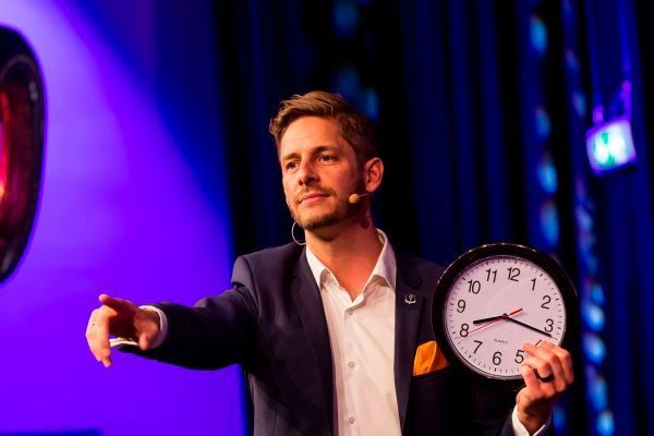 Showact vor der nächsten Award-Runde: Dr. Florian Ilgen, Mentalist aus München, verblüffte das Publikum mit seiner Mentalshow (Fotograf/Copyright: Stefan Bausewein/Vogel Business Media)
