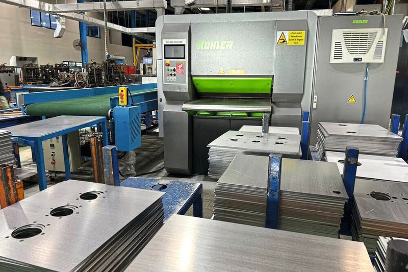 Teile aus Edelstahl nach dem Laserschneiden und vor dem Richten auf der 45P.900 von Kohler.(Bild:  Yes Machinery)