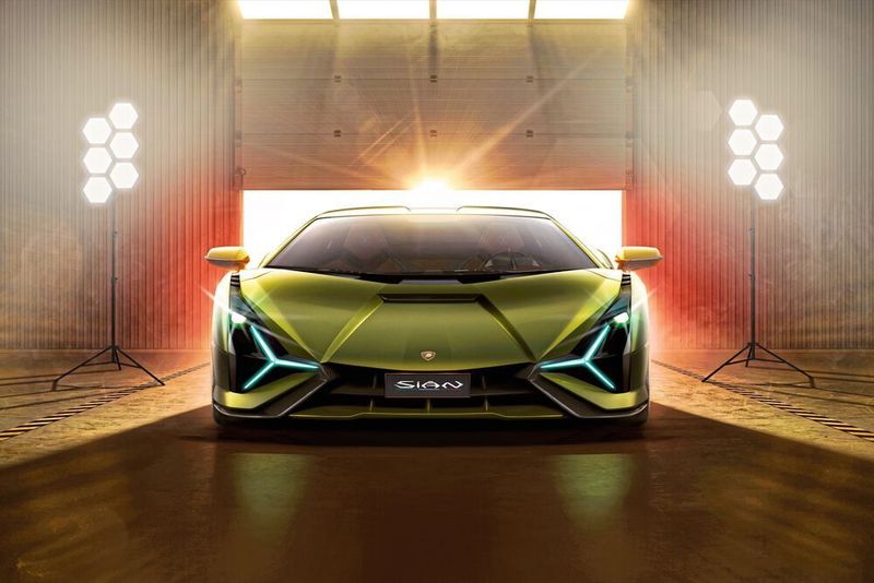 Der Y-förmigen Scheinwerfern werden zum ersten Mal als Tagfahrlicht eingesetzt. (Lamborghini )