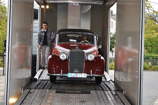 Langsam und vorsichtig wurden die Fahrzeuge ausgeladen (Archiv: Vogel Business Media)