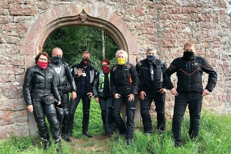 Gruppe 3 hatte die gleiche Idee. Einmal corona-sicher mit Mund-Nasen-Schutz, ... (Bild: Dotzler, Dominsky, Lacher, Maderner, Michel, Rosenow, Schweitzer/»kfz-betrieb“)