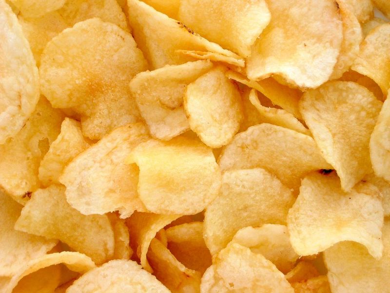 Einem der erfolgreichsten und reichsten Unternehmer der Vereinigten Staaten und dessen Unzufriedenheit mit einem Koch verdanken wir die Kartoffelchips. Es begann damit, dass der Eisenbahnunternehmer Cornelius Vanderbilt unzufrieden war mit seinen Bratkartoffeln. Er ließ sie immer wieder zurückgehen mit der Begründung, sie seien ihm nicht dünn genug geschnitten. Der Chefkoch des Restaurants George Crum wurde schließlich sauer, schnitt die Kartoffeln hauchdünn und briet sie so lange an, dass sie sich nicht mehr mit einer Gabel aufspießen ließen. Zu seiner Überraschung war Vanderbilt restlos begeistert. Die neuen Bratkartoffeln wanderten unter dem Namen „Saragora Chips“ als Fingerfood auf die Speisekarte.  (Bild: gemeinfrei)