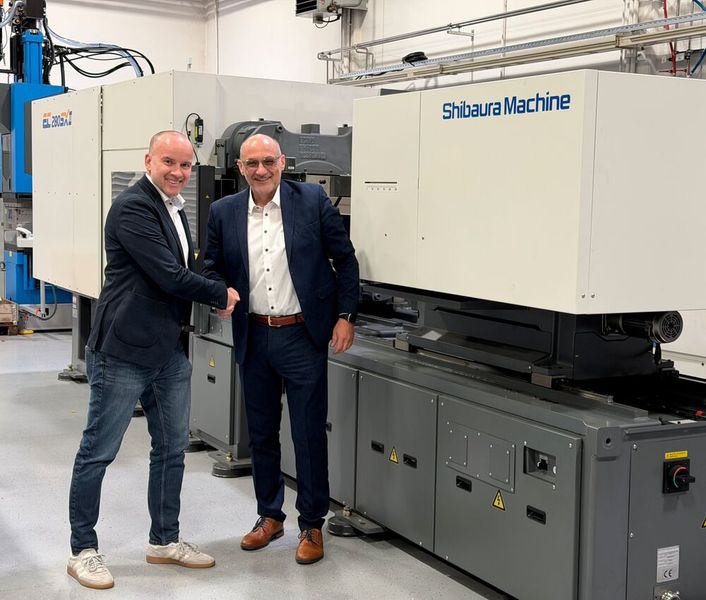Dr Martin Kováčik, Executive Vice President Thermoplast Sales and Service EMEA at Shibaura Machine LWB, and Tomaž Rihtaršič, Managing Director of Triproject Bled, have agreed on a partnership covering Croatia and Slovenia with immediate effect. (Source: Shibaura Machine LWB)