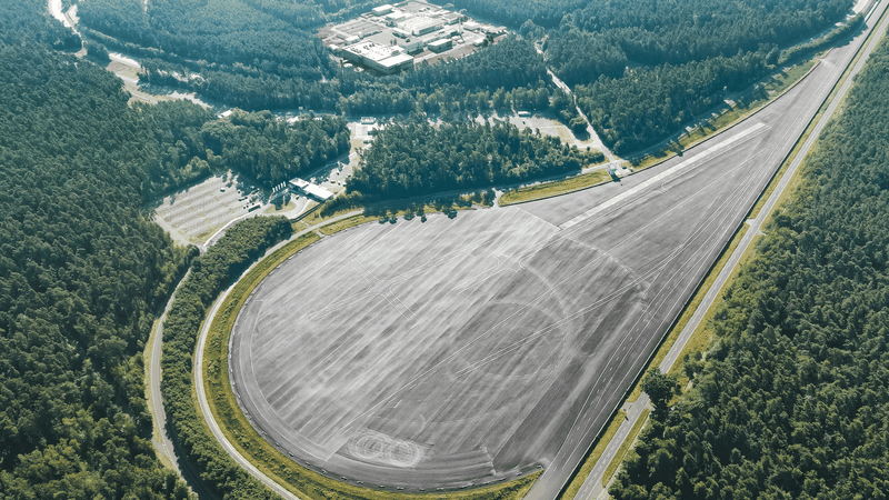 Das große Skidpad ist Teil des Testcenter Dudenhofen, das insgesamt 280 ha und rund 60 km Teststrecken umfasst. (Bild:  TRIWO Automotive Testing GmbH)