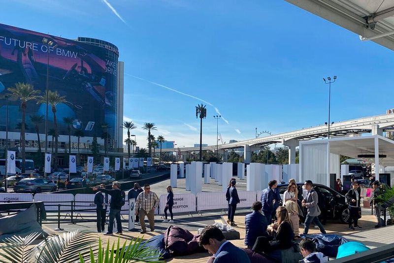 Nicht zu übersehen: BMW vor dem Haupteingang des Messegeländes der CES in Las Vegas. (press-inform)