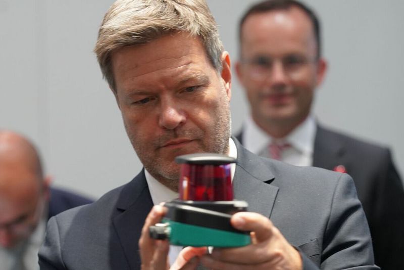 Robert Habeck informiert sich bei Pepperl+Fuchs über Lidar-Sensorik.  (Bild: Pepperl+Fuchs)
