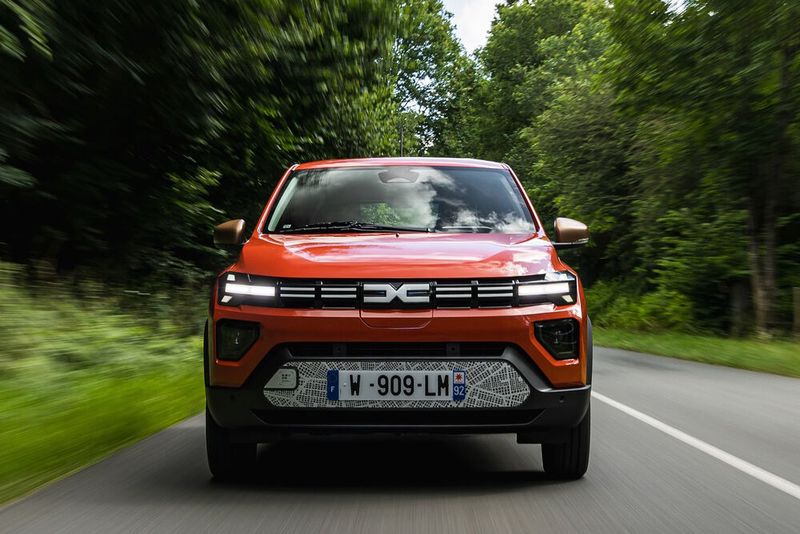 Sein auffälliges Tagfahrlicht und der neue Kühlergrill lassen den Spring deulich moderner als zuvor erscheinen. (Bild: Dacia)