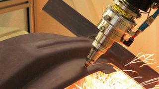 Effiziente Metallbearbeitung: Zur Laserschneidanlage «Jenoptik-Votan BIM» (Beam in Motion) gehört ein Laserroboterarm mit integrierter Laserstrahlführung. Die Lasereinkopplung erfolgt über den Roboterfuss, so dass die Transportfaser nicht im Raum mitbewegt werden muss. (Bild: Jenoptik)