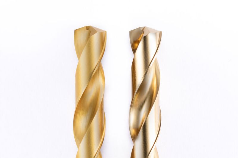 Das ist der Beweis von Anca, das mittels Steam Finish besser Oberflächenqualitäten für Werkzeuge machbar sind. Der rechte Bohrer wurde so behandelt. (Bild: Anca)