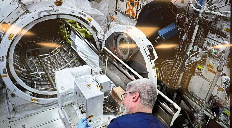 Astronaut auf der International Space Station ISS bei der Montage der Bauteile.