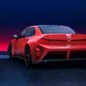 Am Heck fallen vor allem der Spoiler und ein großer Diffusor auf, außerdem die stark ausgestellten Radhäuser.(Bild:  BMW)