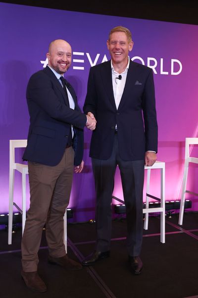 Eine echte Investition in die Zukunft ist die strategische Partnerschaft mit  mit Oxford Quantum Circuits (OQC). Ziel der Kooperation: das Potenzial des  Quantencomputings im Industriesektor zu entwickeln. Im Bild: Gerald Mullally, CEO von Oxford Quantum Circuits und Caspar Herzberg (Bild: Aveva)