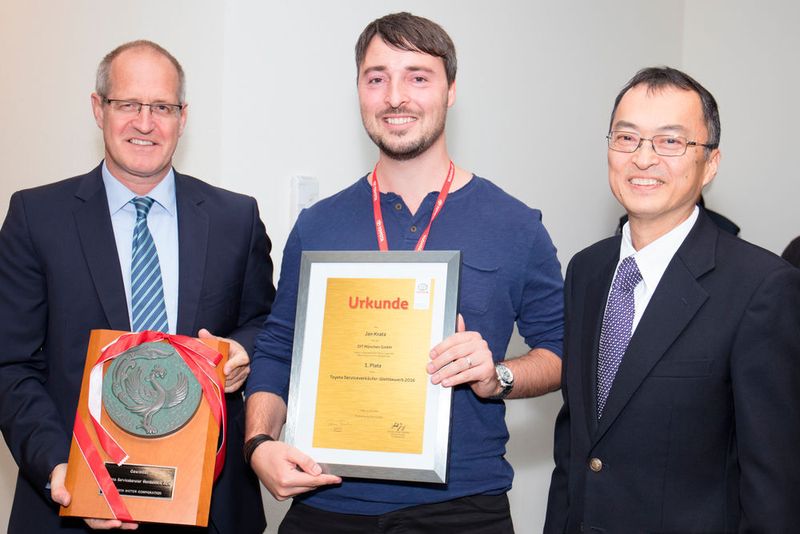 Jan Kratz (Mitte) vom Autohaus DIT München ist der Beste unter den 26 neuen Serviceverkäufern. (Toyota)