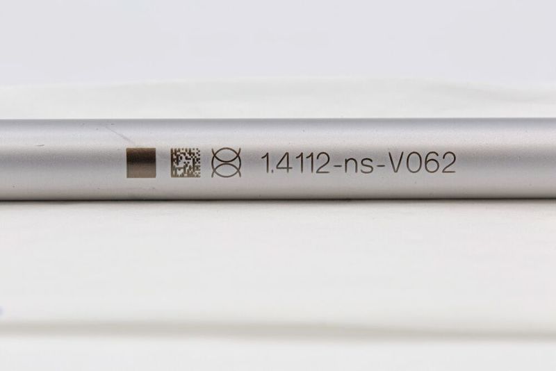 Tauch- und Spritzpassivierung mit Deconex MT 41 von Anlass- und Black- Marking-Beschriftungs­lösungen von Trumpf: Es sind praktisch keine Unterschiede sichtbar. Die Lesbarkeit und der Kontrast der Beschriftung bleiben erhalten.  (Trumpf)