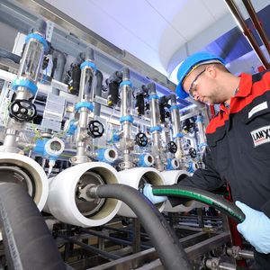 Am Produktionsstandort von Lanxess in Bitterfeld wird zur Qualitätssicherung jedes einzelne Lewabrane-Produkt in einem Elementtester überprüft