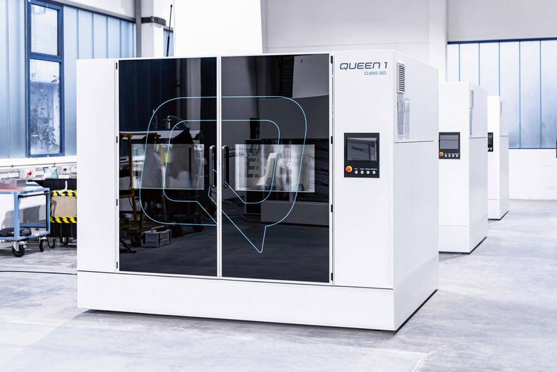 So sieht eine Queen 1 von Q.Big 3D aus, wie sie bei Murtfeldt AS zum Druck des modular aufgebauten Helicopter-Cockpits verwendet wurde. Kostenvorteile für den Auftraggeber resultieren daraus, dass es kein teures Werkzeug und kostspielige Kunststofffilamente braucht. (Bild: Q.Big 3D)